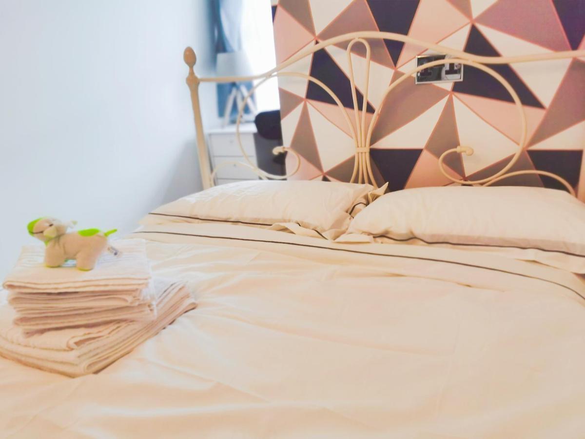 Modern And Spacious Double&King Bedrooms Both With Private Bathrooms 에든버러 외부 사진
