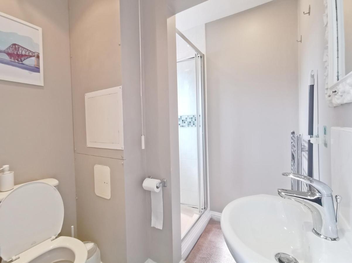 Modern And Spacious Double&King Bedrooms Both With Private Bathrooms 에든버러 외부 사진
